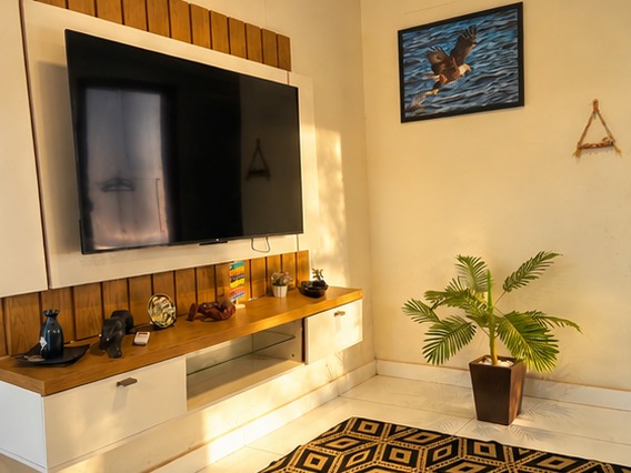 Sala de estar com TV do Sunshine Chalé